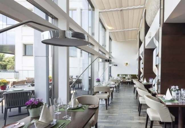 salón de un restaurante digitalizado con un sistema tpv para restaurantes